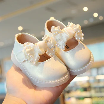 Модная летняя обувь для девочек, мягкая подошва, однотонные нескользящие туфли принцессы с жемчугом и бантом